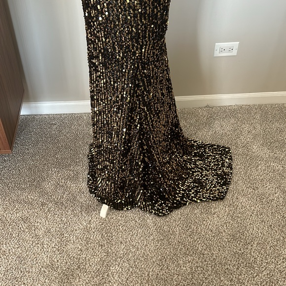 NWOT - MAC DUGGAL Metallic Cap-Sleeve Gown in Black Gold - Picture 12 of 16